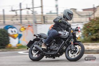 Moto - Test: Royal Enfield HNTR 350, commuter urbana semplice e divertente