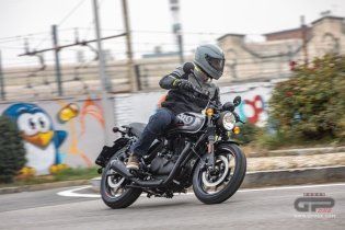 Moto - Test: Royal Enfield HNTR 350, commuter urbana semplice e divertente