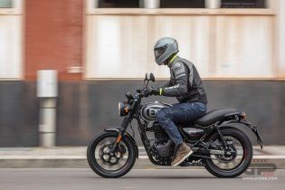 Moto - Test: Royal Enfield HNTR 350, commuter urbana semplice e divertente