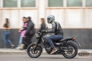 Moto - Test: Royal Enfield HNTR 350, commuter urbana semplice e divertente