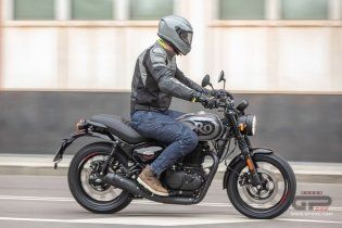 Moto - Test: Royal Enfield HNTR 350, commuter urbana semplice e divertente