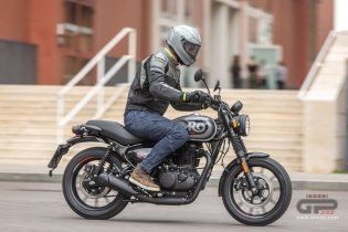 Moto - Test: Royal Enfield HNTR 350, commuter urbana semplice e divertente