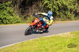 Moto - Test: GASGAS SM700, motardone ispanico all’ennesima potenza