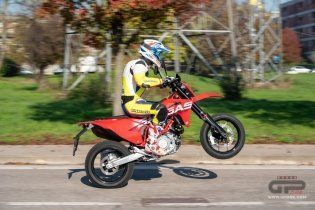 Moto - Test: GASGAS SM700, motardone ispanico all’ennesima potenza