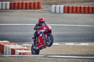 EICMA: Honda CBR650R 2024: rinnovata la sportiva giapponese, anche con E-Clutch