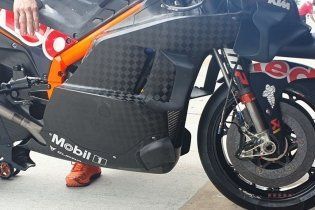 MotoGP: KTM si incolla al suolo: spuntano i diffusori sulla RC16 a Sepang
