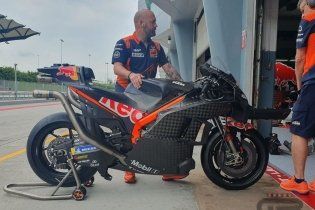 MotoGP: KTM si incolla al suolo: spuntano i diffusori sulla RC16 a Sepang