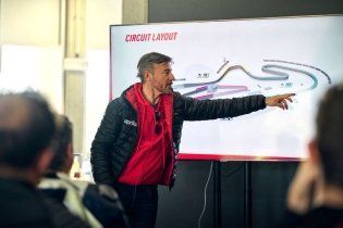 Moto - News: Aprilia Pro Experience 2023: domenica 28 maggio a Misano con Max Biaggi