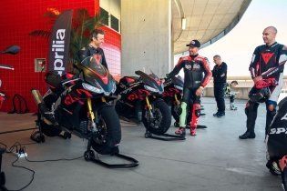 Moto - News: Aprilia Pro Experience 2023: domenica 28 maggio a Misano con Max Biaggi