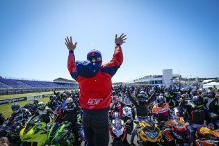 MotoGP: FOTO - Marc Marquez fa da 'guida' a 400 motociclisti a Phillip Island