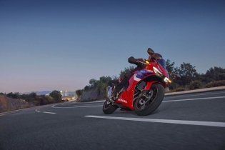 EICMA: Honda CBR500R 2024: la supersportiva dedicata ai 18enni