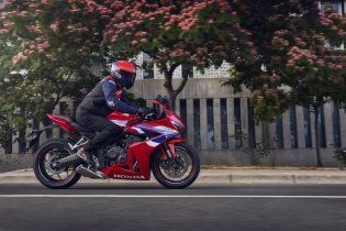 EICMA: Honda CBR650R 2024: rinnovata la sportiva giapponese, anche con E-Clutch