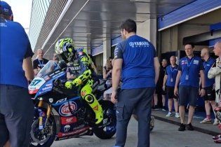 SBK: Valentino Rossi a Jerez "ruba" la Yamaha SBK di Gardner