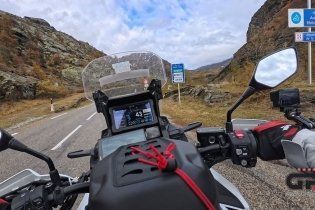 Playtime - Viaggi: Sul Moncenisio con la Honda Africa Twin per assaporare i colori dell'autunno