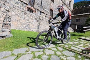 Playtime - Viaggi: Avventura...stabilizzata in bicicletta sui 4000 gradini del Forte di Finestrelle 