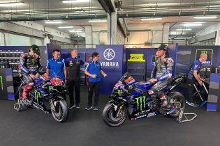 MotoGP: A Sepang Quartararo e Rins svelano la livrea Yamaha 2024