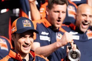 MotoGP: KTM celebra il podio di Pedrosa nella sprint nel paddock, ecco le immagini