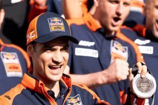 MotoGP: KTM celebra il podio di Pedrosa nella sprint nel paddock, ecco le immagini