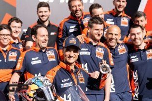 MotoGP: KTM celebra il podio di Pedrosa nella sprint nel paddock, ecco le immagini