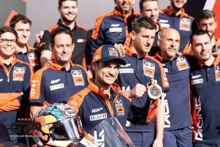 MotoGP: KTM celebra il podio di Pedrosa nella sprint nel paddock, ecco le immagini