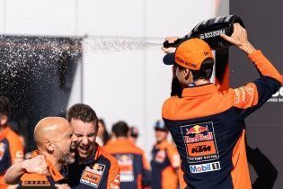 MotoGP: KTM celebra il podio di Pedrosa nella sprint nel paddock, ecco le immagini
