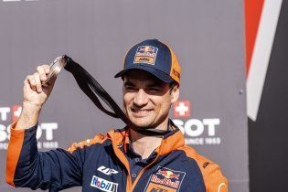 MotoGP: KTM celebra il podio di Pedrosa nella sprint nel paddock, ecco le immagini