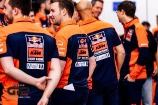 MotoGP: KTM celebra il podio di Pedrosa nella sprint nel paddock, ecco le immagini