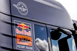 MotoGP: KTM celebra il podio di Pedrosa nella sprint nel paddock, ecco le immagini