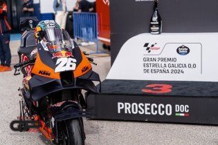 MotoGP: KTM celebra il podio di Pedrosa nella sprint nel paddock, ecco le immagini