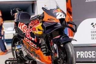 MotoGP: KTM celebra il podio di Pedrosa nella sprint nel paddock, ecco le immagini