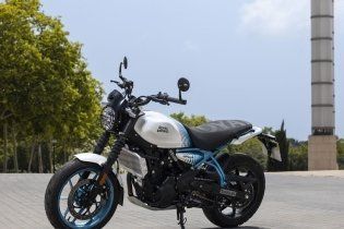 Moto - News: Royal Enfield Guerrilla 450: la roadster moderna