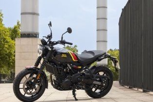 Moto - News: Royal Enfield Guerrilla 450: la roadster moderna