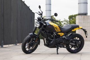 Moto - News: Royal Enfield Guerrilla 450: la roadster moderna