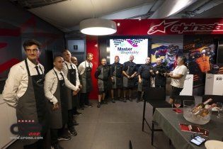MotoGP: Master of Hospitality:  l'esuberanza di Randy Mamola ai fornelli di Alpinestar