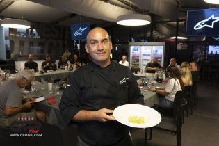 MotoGP: Master of Hospitality:  l'esuberanza di Randy Mamola ai fornelli di Alpinestar