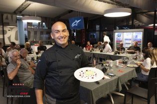 MotoGP: Master of Hospitality:  l'esuberanza di Randy Mamola ai fornelli di Alpinestar
