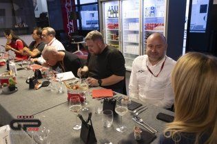 MotoGP: Master of Hospitality:  l'esuberanza di Randy Mamola ai fornelli di Alpinestar