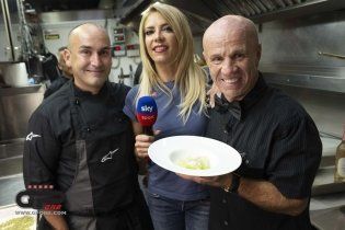 MotoGP: Master of Hospitality:  l'esuberanza di Randy Mamola ai fornelli di Alpinestar