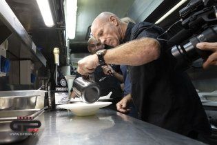 MotoGP: Master of Hospitality:  l'esuberanza di Randy Mamola ai fornelli di Alpinestar