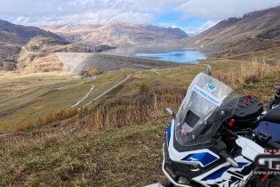 Playtime - Viaggi: Sul Moncenisio con la Honda Africa Twin per assaporare i colori dell'autunno