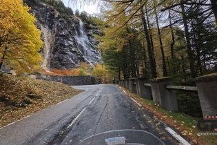 Playtime - Viaggi: Sul Moncenisio con la Honda Africa Twin per assaporare i colori dell'autunno