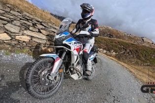 Playtime - Viaggi: Sul Moncenisio con la Honda Africa Twin per assaporare i colori dell'autunno