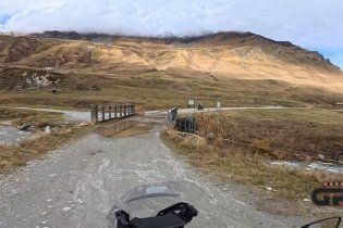 Playtime - Viaggi: Sul Moncenisio con la Honda Africa Twin per assaporare i colori dell'autunno