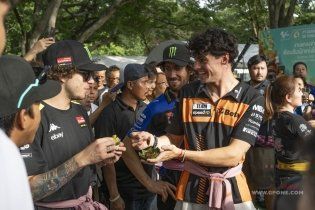 MotoGP: Bezzecchi, Marini e Rins: tra danze e cibo nel cuore della Thailandia