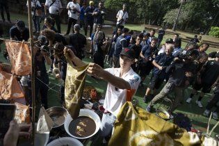 MotoGP: Bezzecchi, Marini e Rins: tra danze e cibo nel cuore della Thailandia
