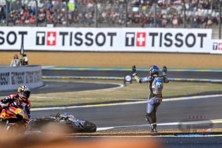 MotoGP: FOTOSEQUENZA - La caduta di Alex Marquez nel warm up a Le Mans