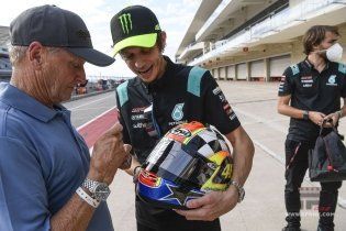 MotoGP: Schwantz e Rossi si fondono in un casco: il regalo speciale di Kevin