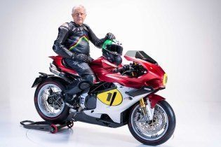 Moto - News: Agostini: "La nuova MV Agusta Superveloce 1000 Ago? Il suo sedere fa sognare"