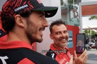 MotoGP: VIDEO - Bagnaia bromea con Márquez: "¡Ca***n! Nos has dejado solos"