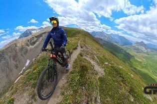 Playtime - Viaggi: A 3.000 mt con le nostre e-bike e scesi in freeride dalle Alpi Cozie francesi